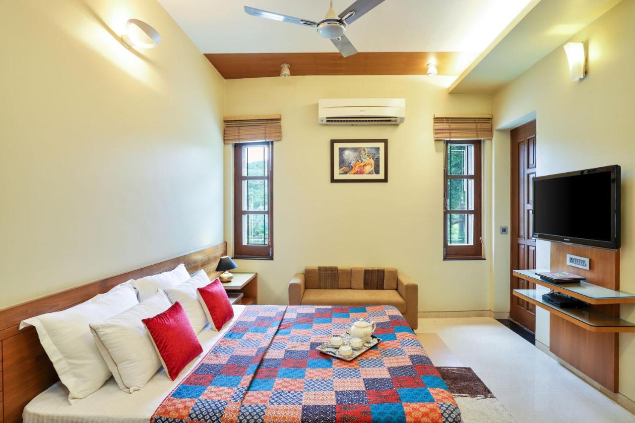 Stayvista'S Prakriti Farms With Outdoor Pool, Complimentary Breakfast And Hi-Tea Udaipur Exterior photo